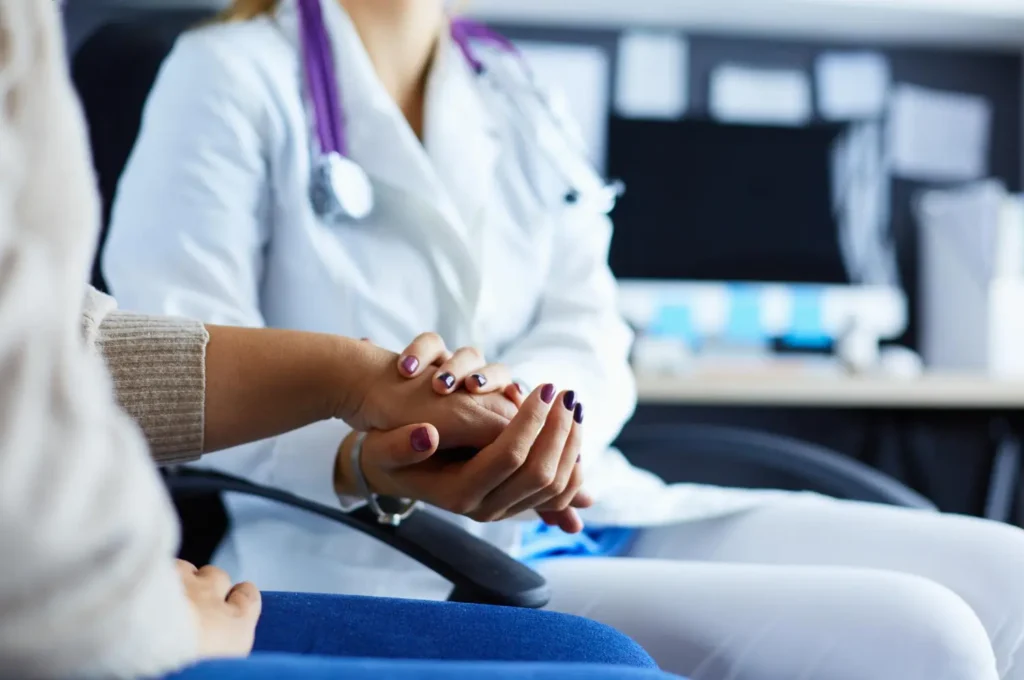 Imagem de médico atendendo paciente de forma personalizada