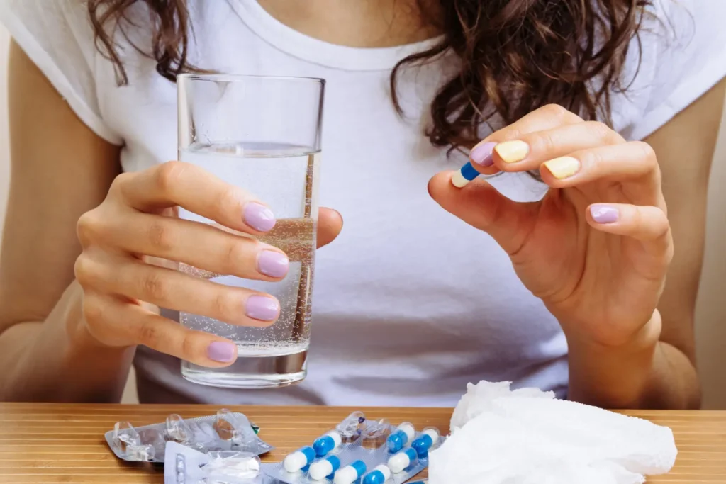 Imagem de pessoa tomando vários suplementos sem recomendação médica